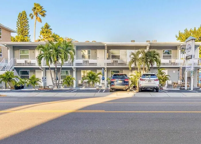 Sunset Beach Suites At Madeira Beach! Pet Friendly With Summer Breezes! - Suite 6