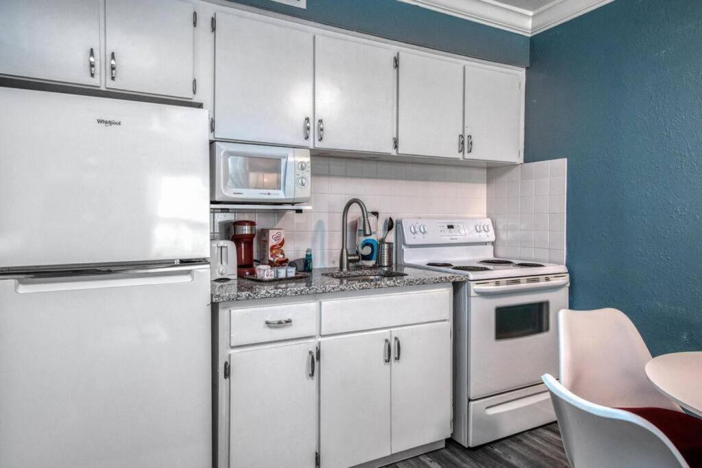 Sunset At Madeira Beach! Pet Friendly With Summer Breezes! - 6 Appartement St. Pete Beach